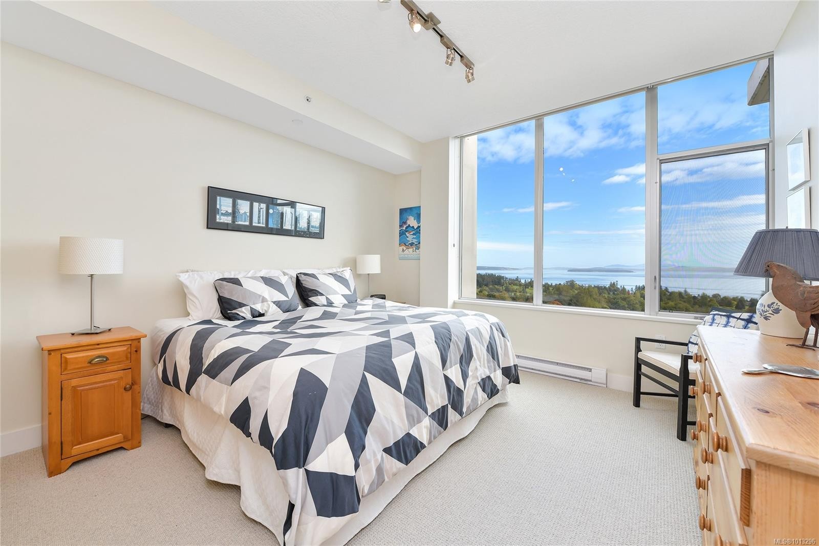 502-748 Sayward Hill Terr, Saanich, BC - Indoor Photo Showing Bedroom