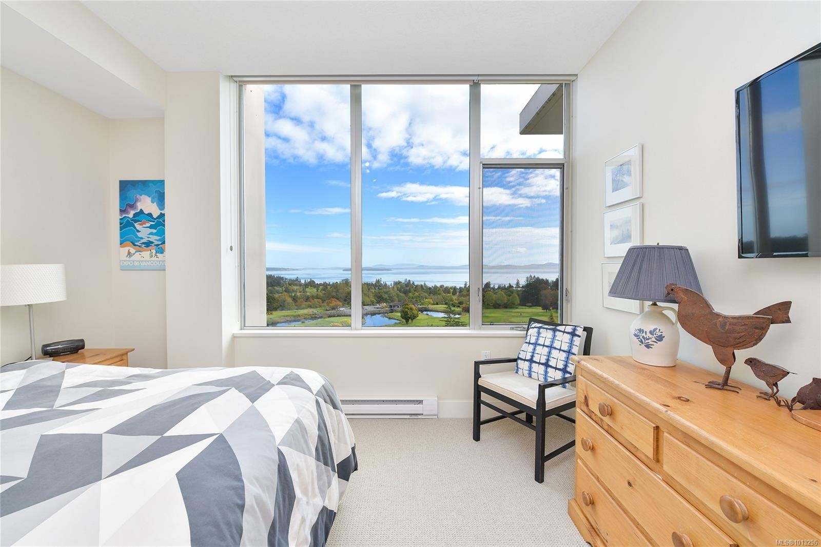 502-748 Sayward Hill Terr, Saanich, BC - Indoor Photo Showing Bedroom