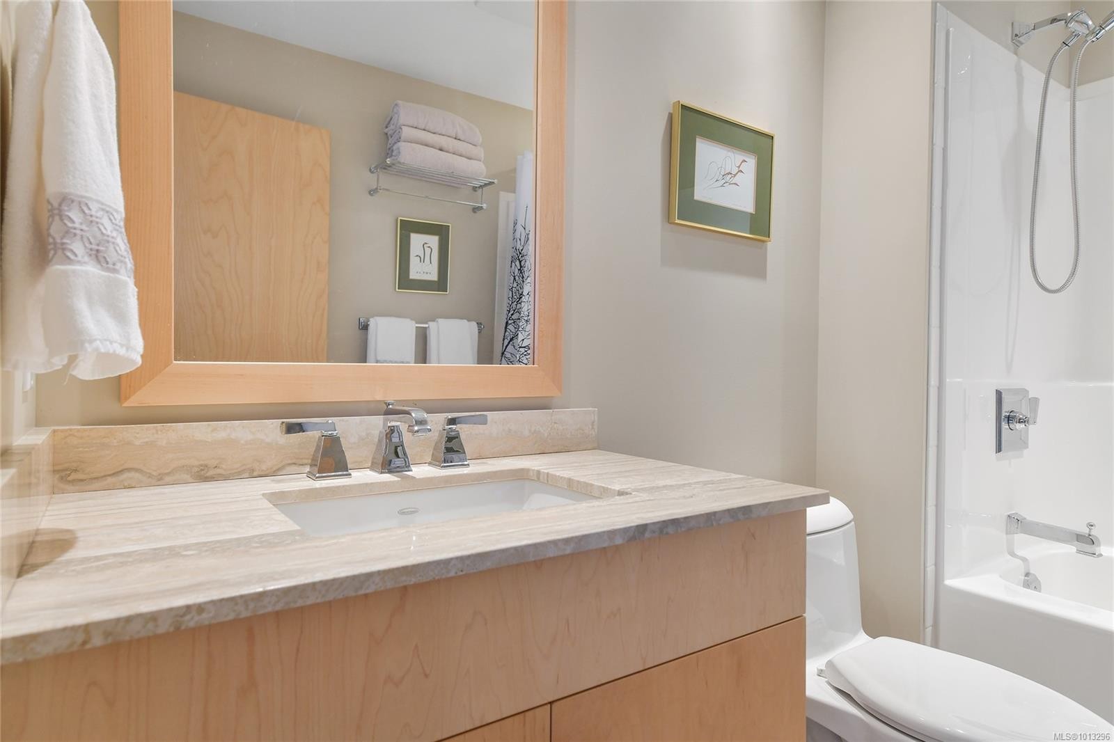 502-748 Sayward Hill Terr, Saanich, BC - Indoor Photo Showing Bathroom