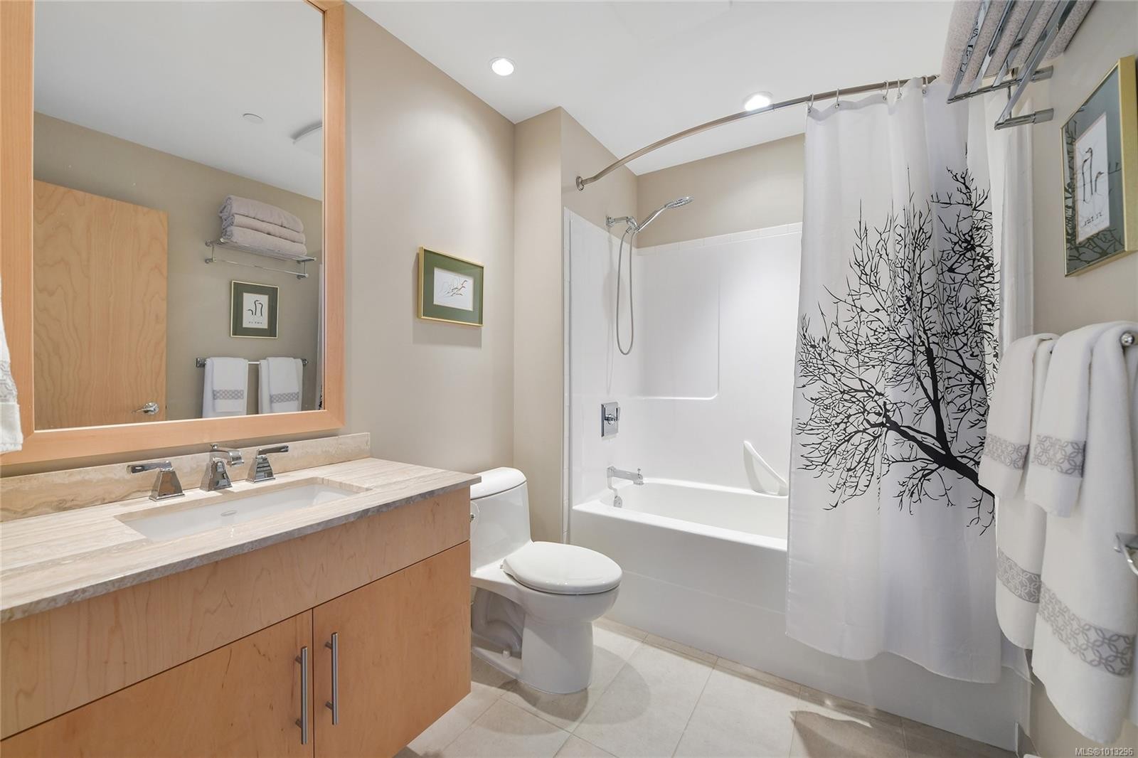 502-748 Sayward Hill Terr, Saanich, BC - Indoor Photo Showing Bathroom