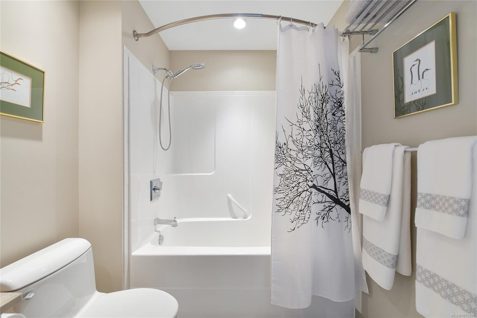 502-748 Sayward Hill Terr, Saanich, BC - Indoor Photo Showing Bathroom