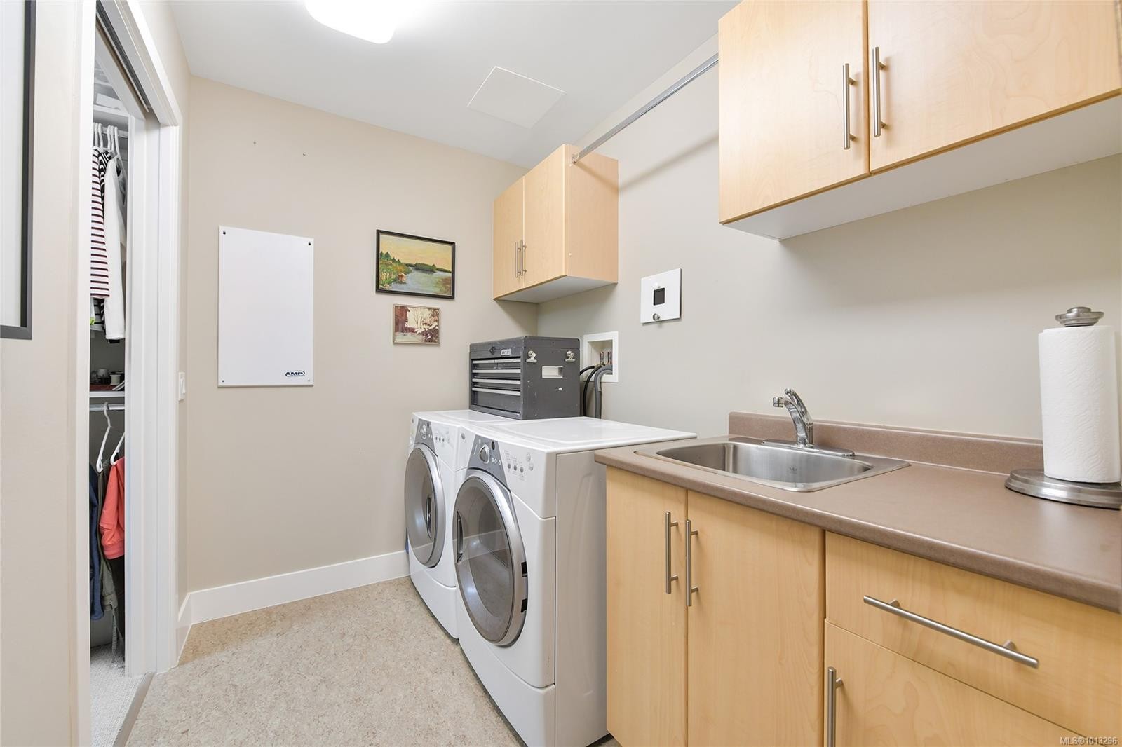 502-748 Sayward Hill Terr, Saanich, BC - Indoor Photo Showing Laundry Room