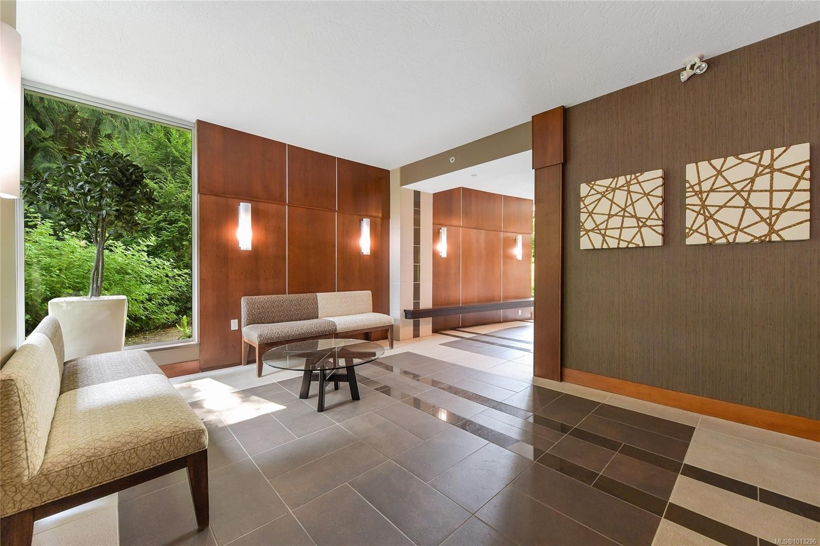 502-748 Sayward Hill Terr, Saanich, BC - Indoor