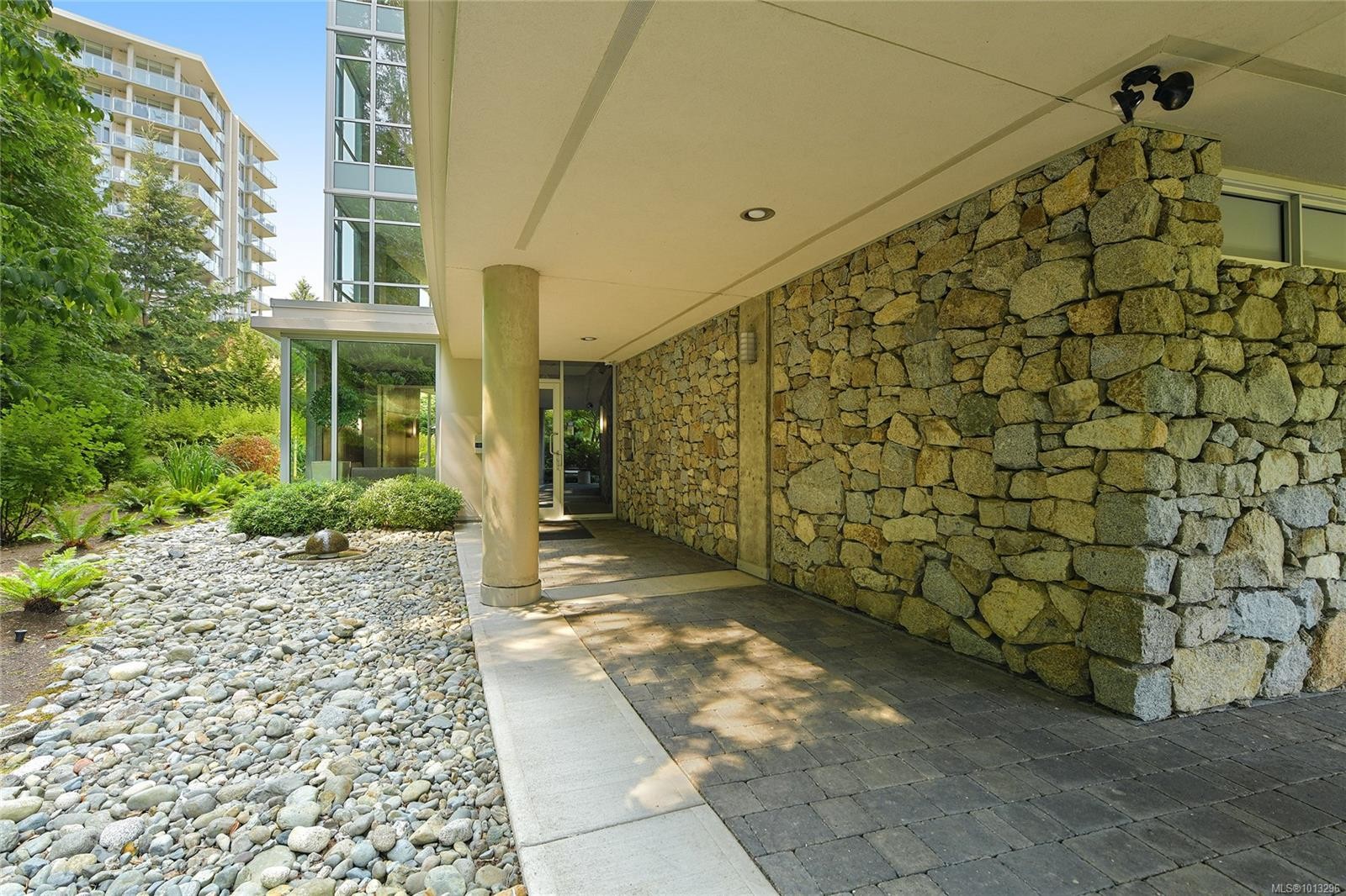 502-748 Sayward Hill Terr, Saanich, BC - Outdoor