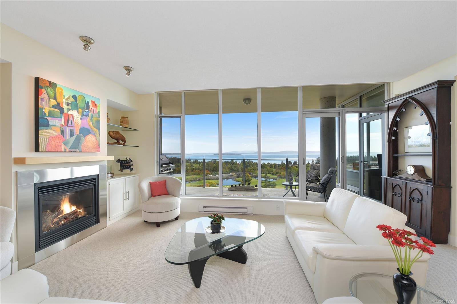 502-748 Sayward Hill Terr, Saanich, BC - Indoor Photo Showing Living Room With Fireplace