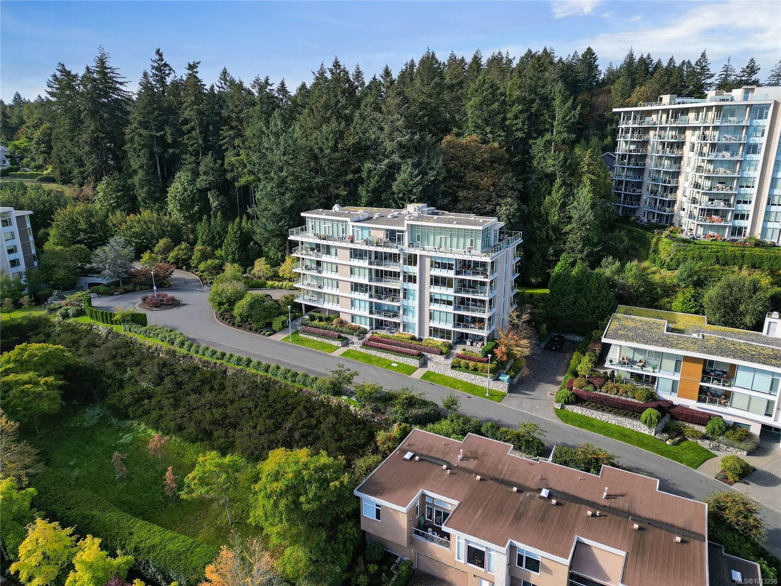 502-748 Sayward Hill Terr, Saanich, BC - Outdoor