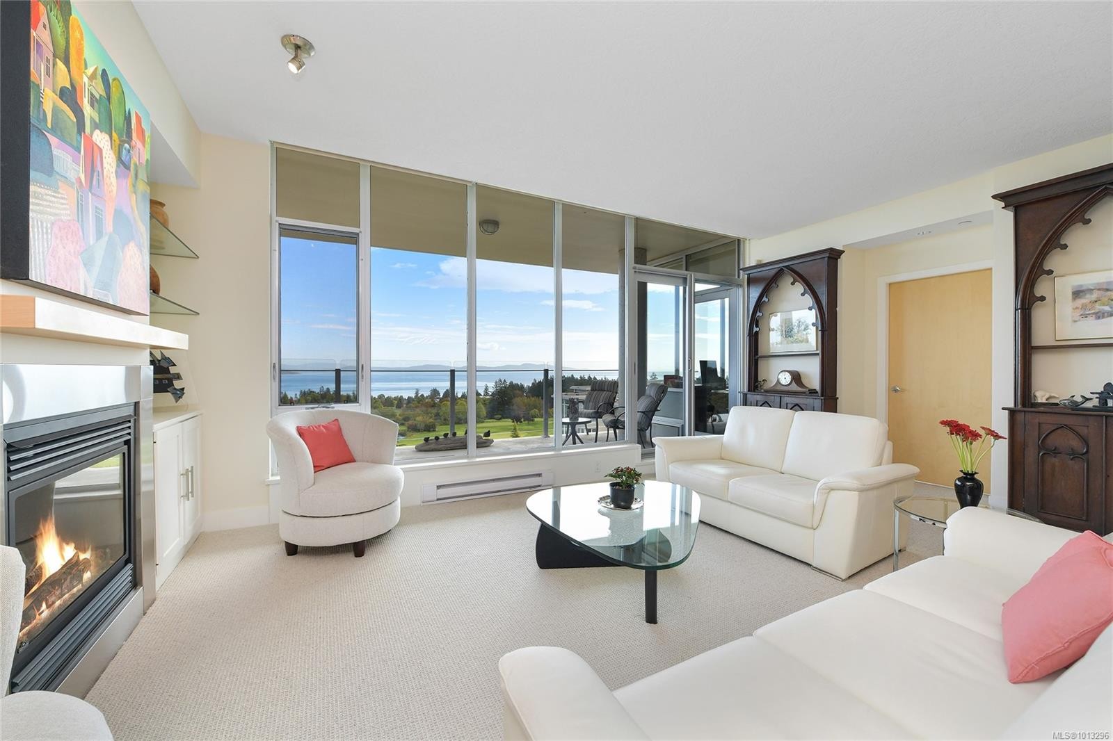 502-748 Sayward Hill Terr, Saanich, BC - Indoor Photo Showing Living Room With Fireplace