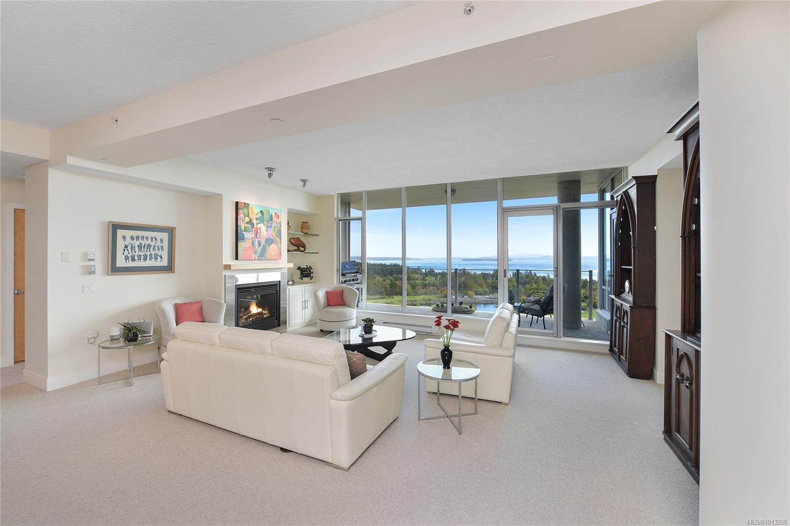 502-748 Sayward Hill Terr, Saanich, BC - Indoor Photo Showing Living Room With Fireplace