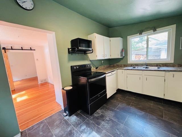 215 Matheson St N, Kenora, ON - Indoor Photo Showing Kitchen With Double Sink