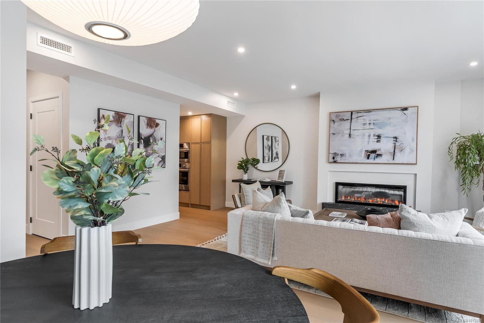 2-2590 Penrhyn St, Saanich, BC