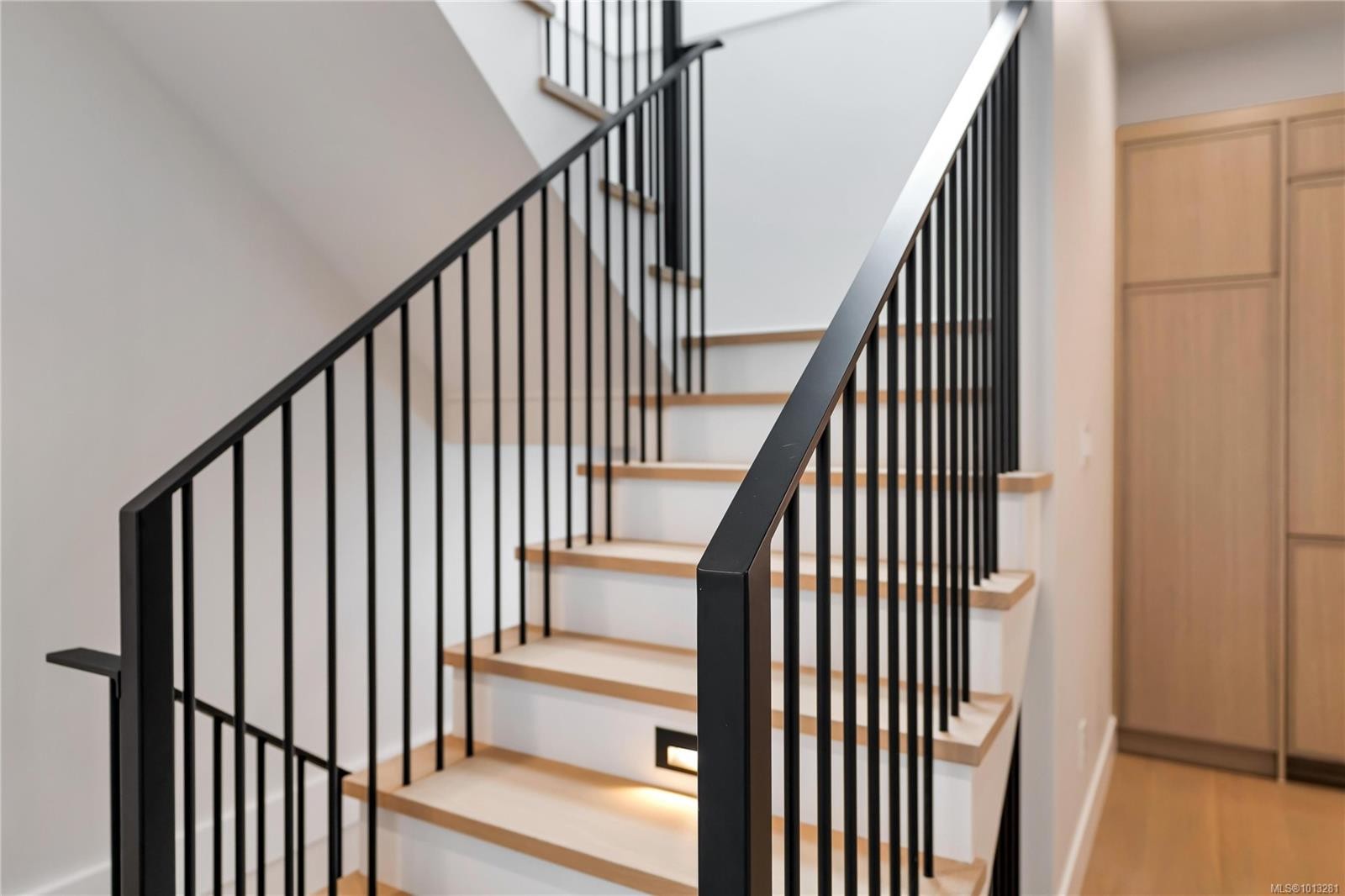 2-2590 Penrhyn St, Saanich, BC