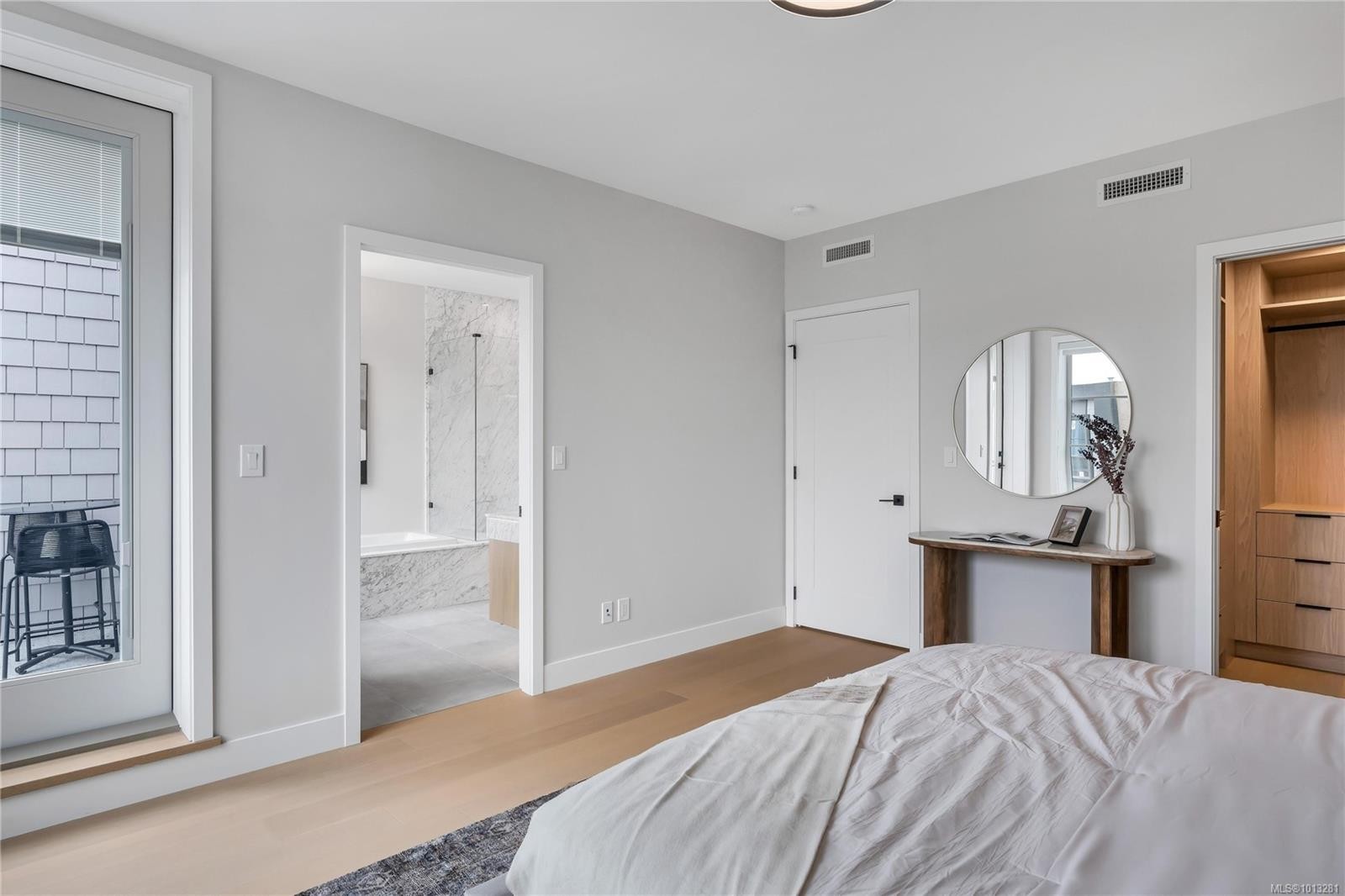 2-2590 Penrhyn St, Saanich, BC