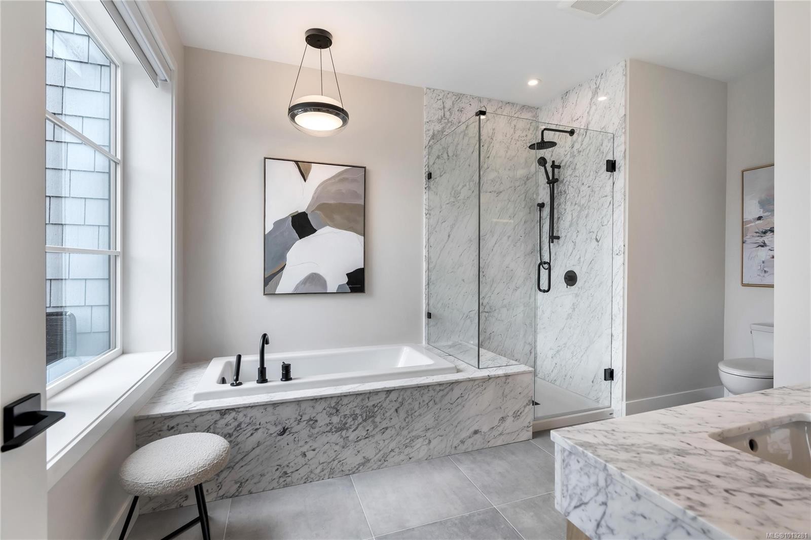 2-2590 Penrhyn St, Saanich, BC