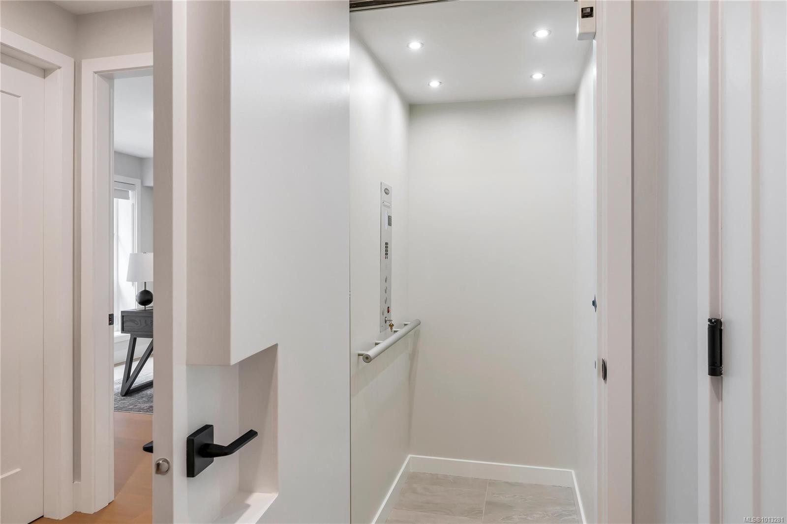 2-2590 Penrhyn St, Saanich, BC