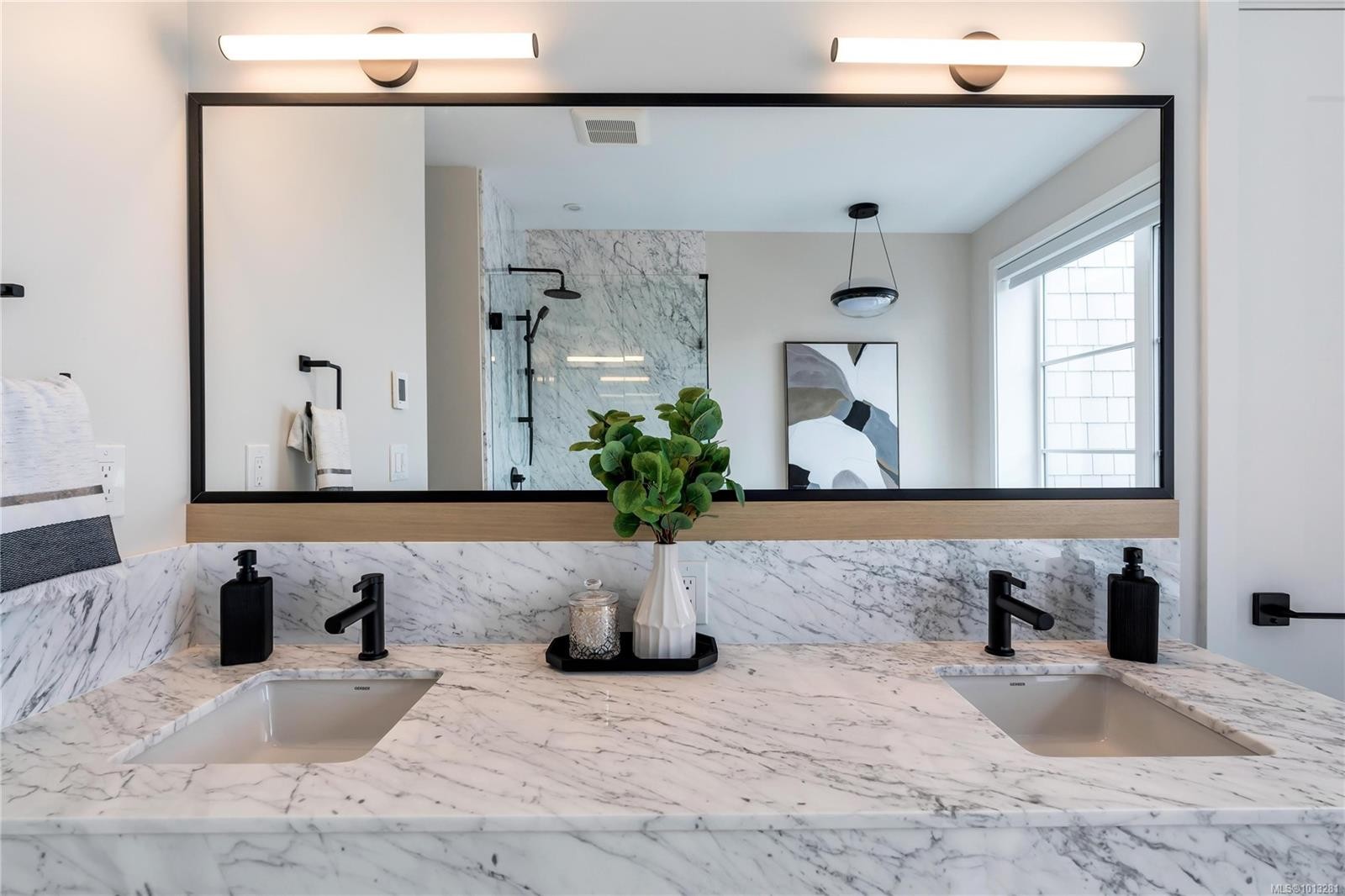 2-2590 Penrhyn St, Saanich, BC