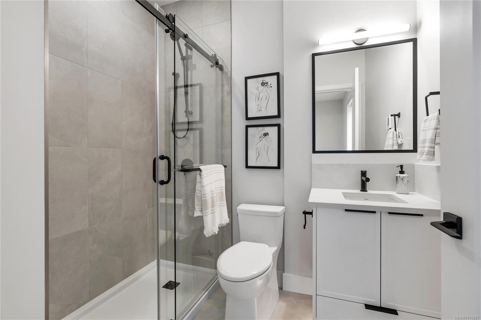 2-2590 Penrhyn St, Saanich, BC