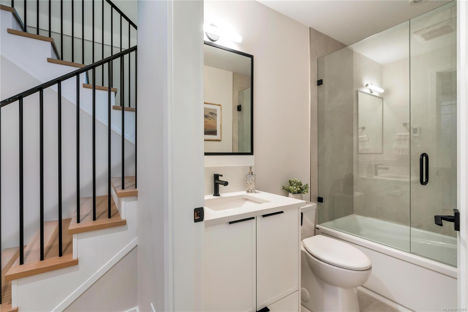 2-2590 Penrhyn St, Saanich, BC