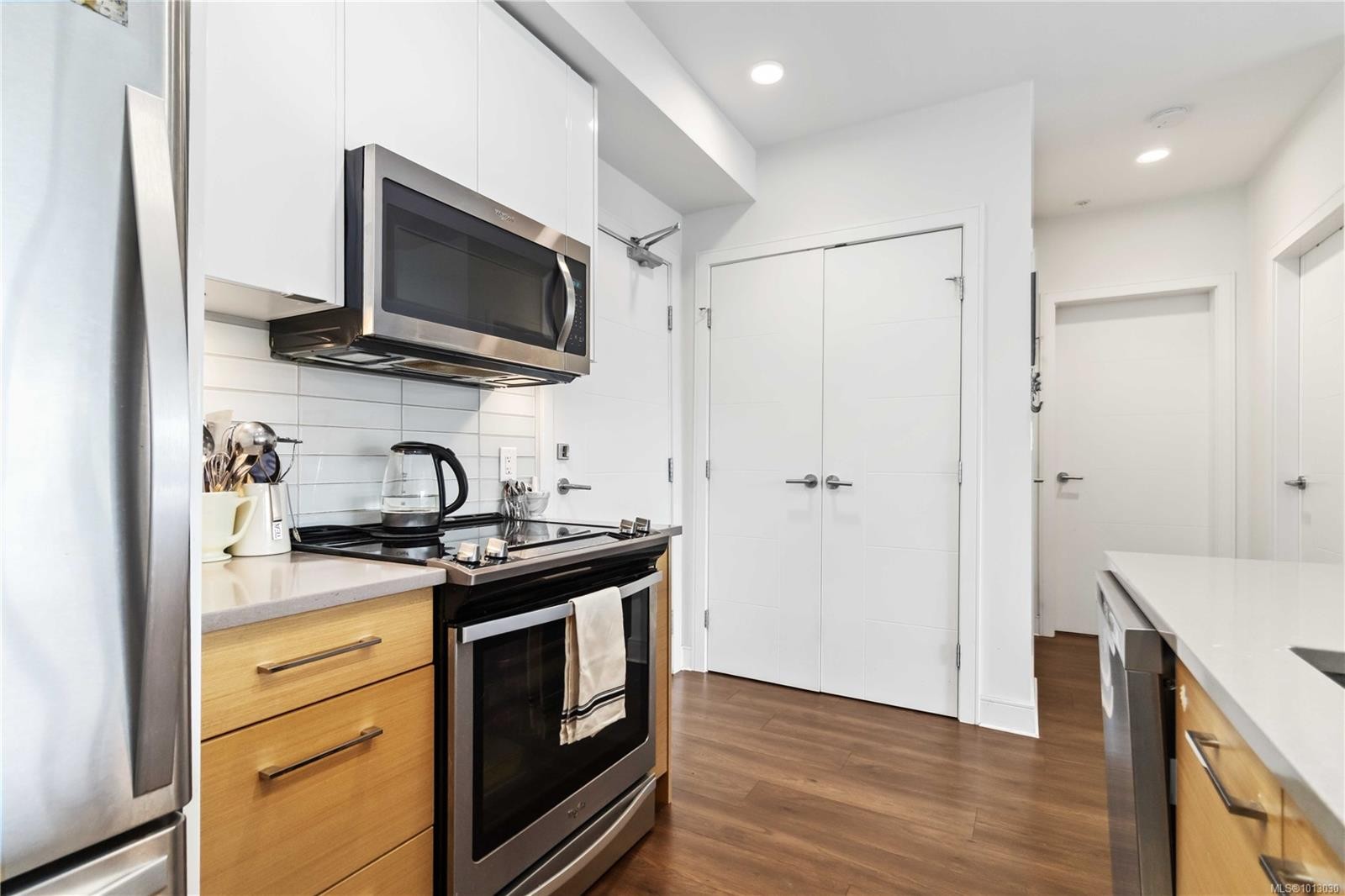 310-1311 Lakepoint Way, Langford, BC - Indoor Photo Showing Kitchen With Stainless Steel Kitchen With Upgraded Kitchen