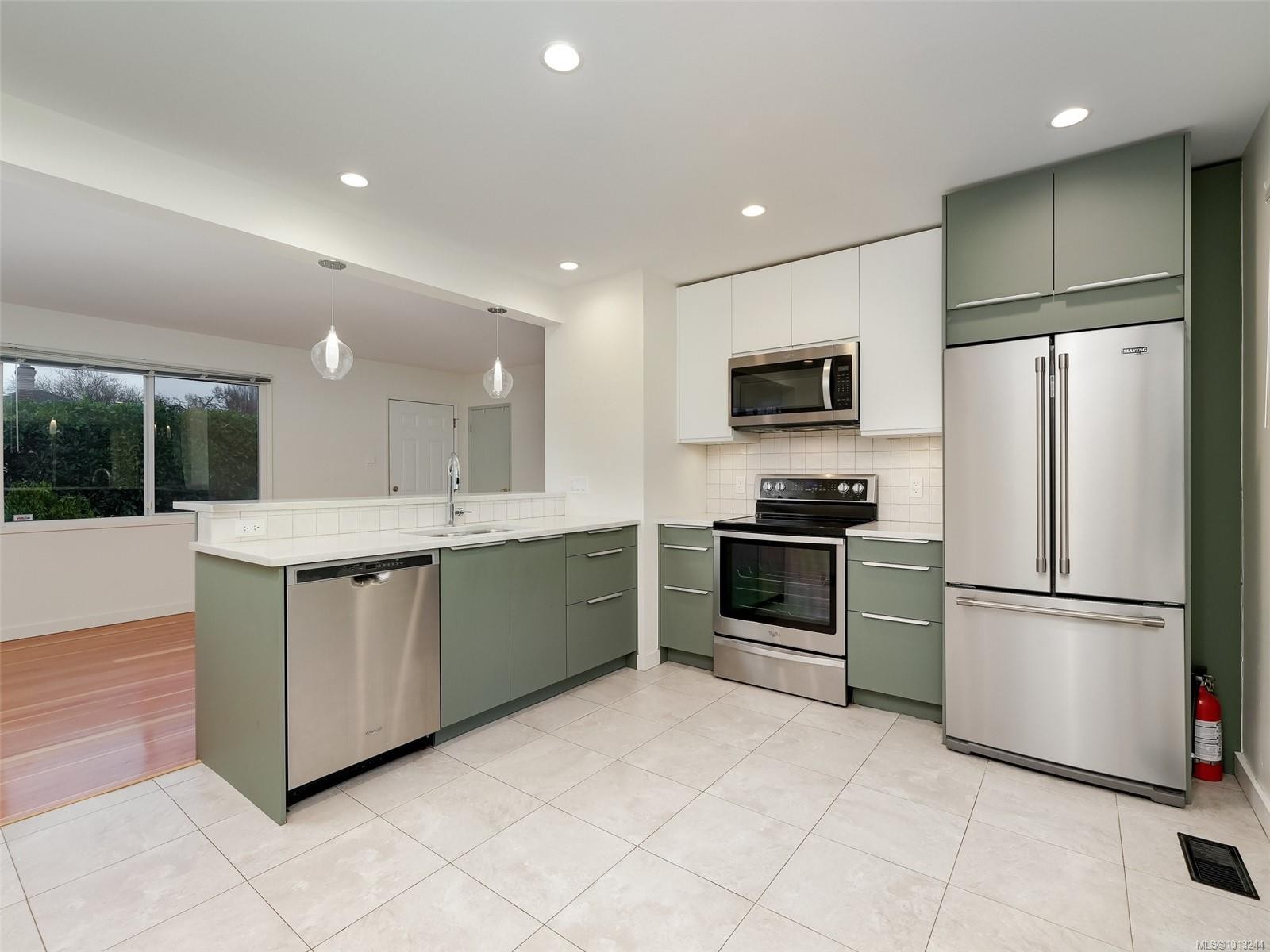 1728 Foul Bay Rd, Victoria, BC