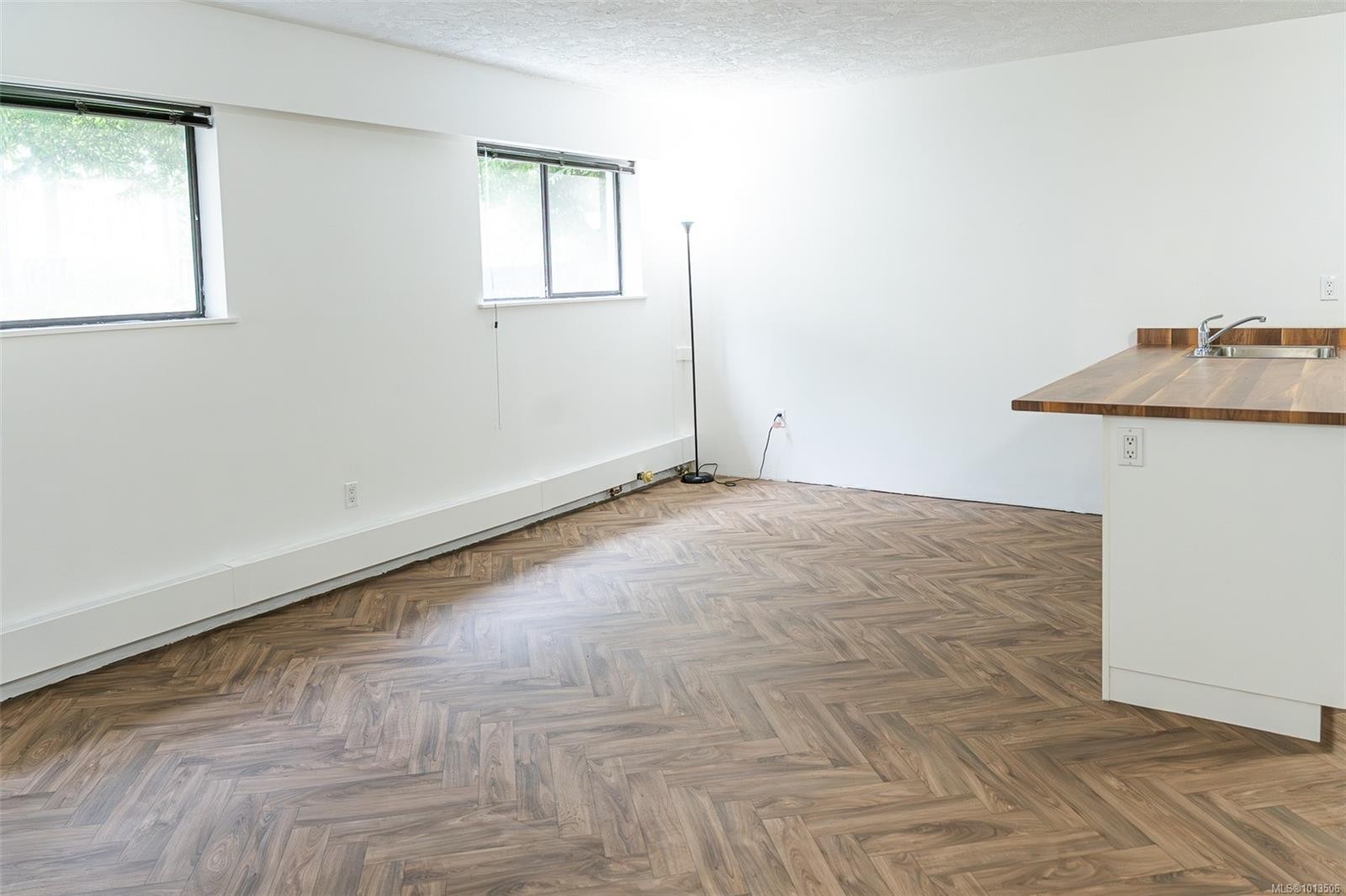 112-1975 Lee Ave, Victoria, BC - Indoor