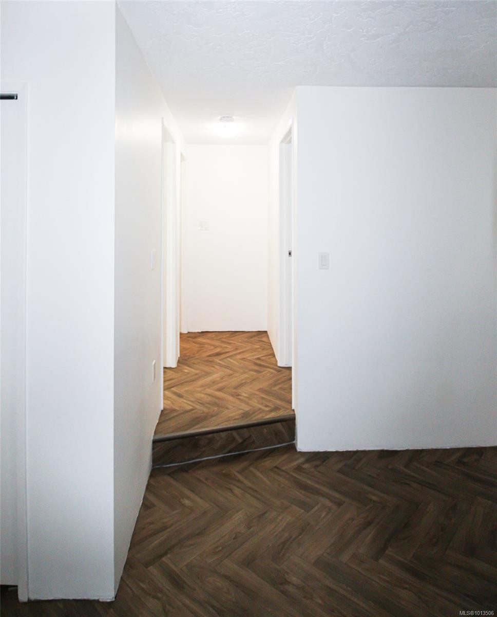 112-1975 Lee Ave, Victoria, BC - Indoor Photo Showing Other Room