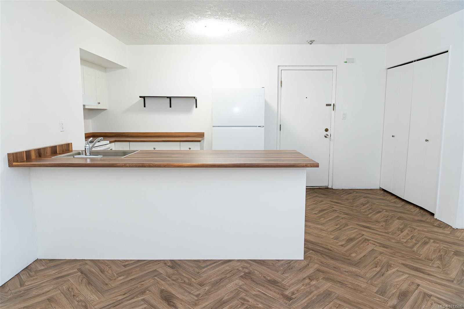 112-1975 Lee Ave, Victoria, BC - Indoor Photo Showing Kitchen With Double Sink