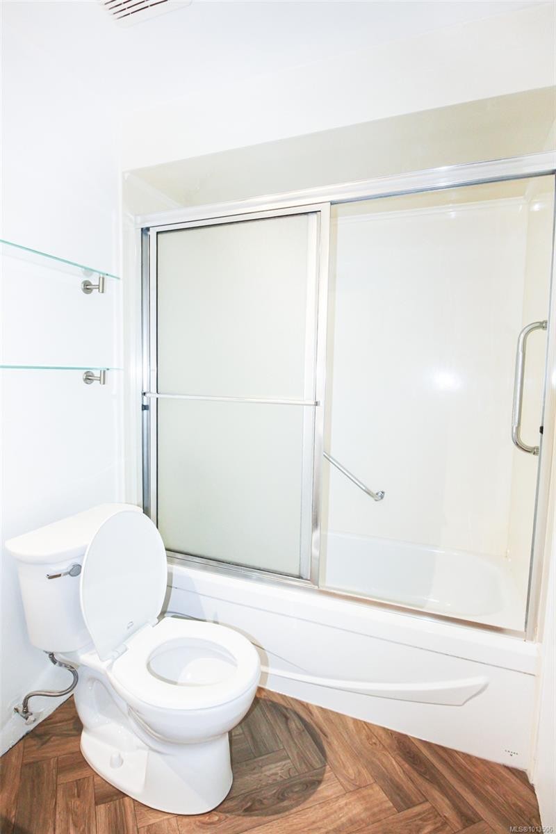 112-1975 Lee Ave, Victoria, BC - Indoor Photo Showing Bathroom