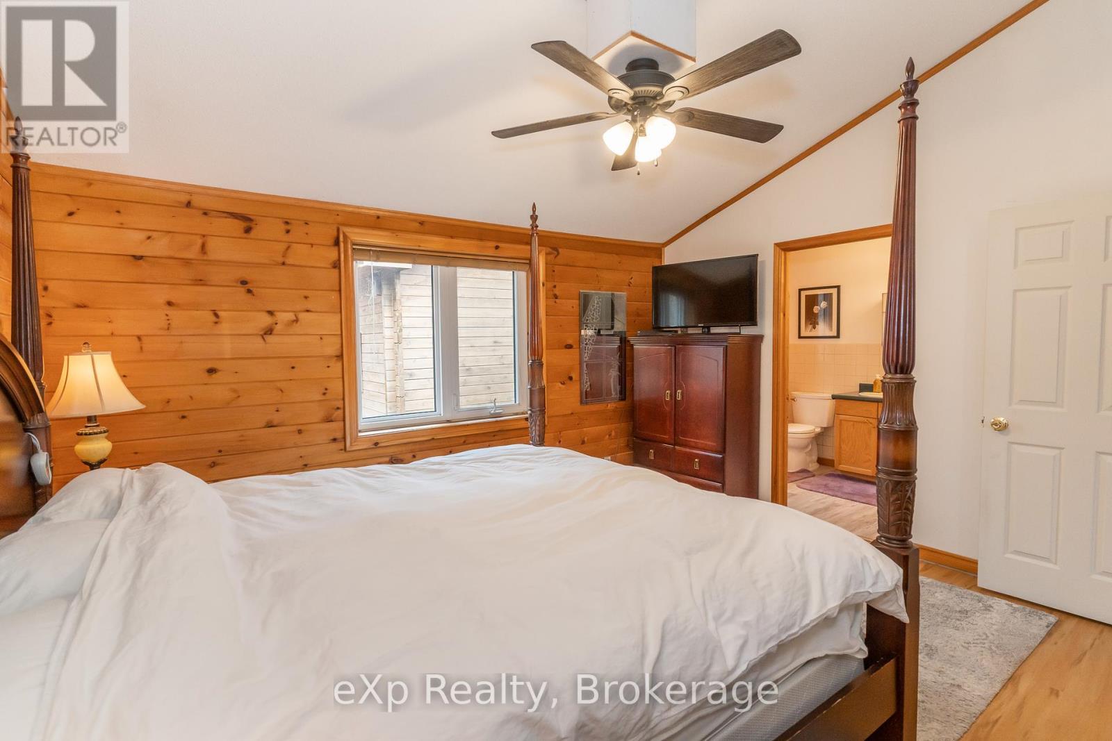 5331 Hwy 124 Highway, Magnetawan (Ahmic Harbour), ON - Indoor Photo Showing Bedroom