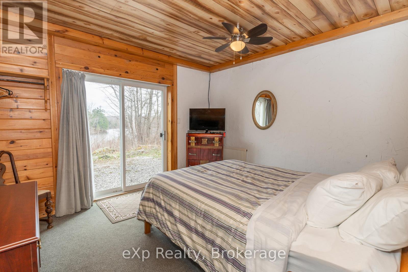 5331 Hwy 124 Highway, Magnetawan (Ahmic Harbour), ON - Indoor Photo Showing Bedroom