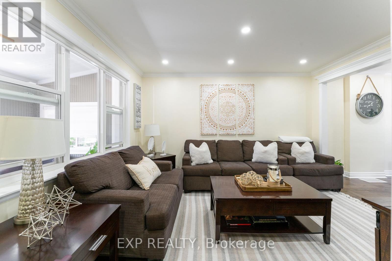 2505 Dufferin Street, Toronto, ON - Indoor Photo Showing Living Room