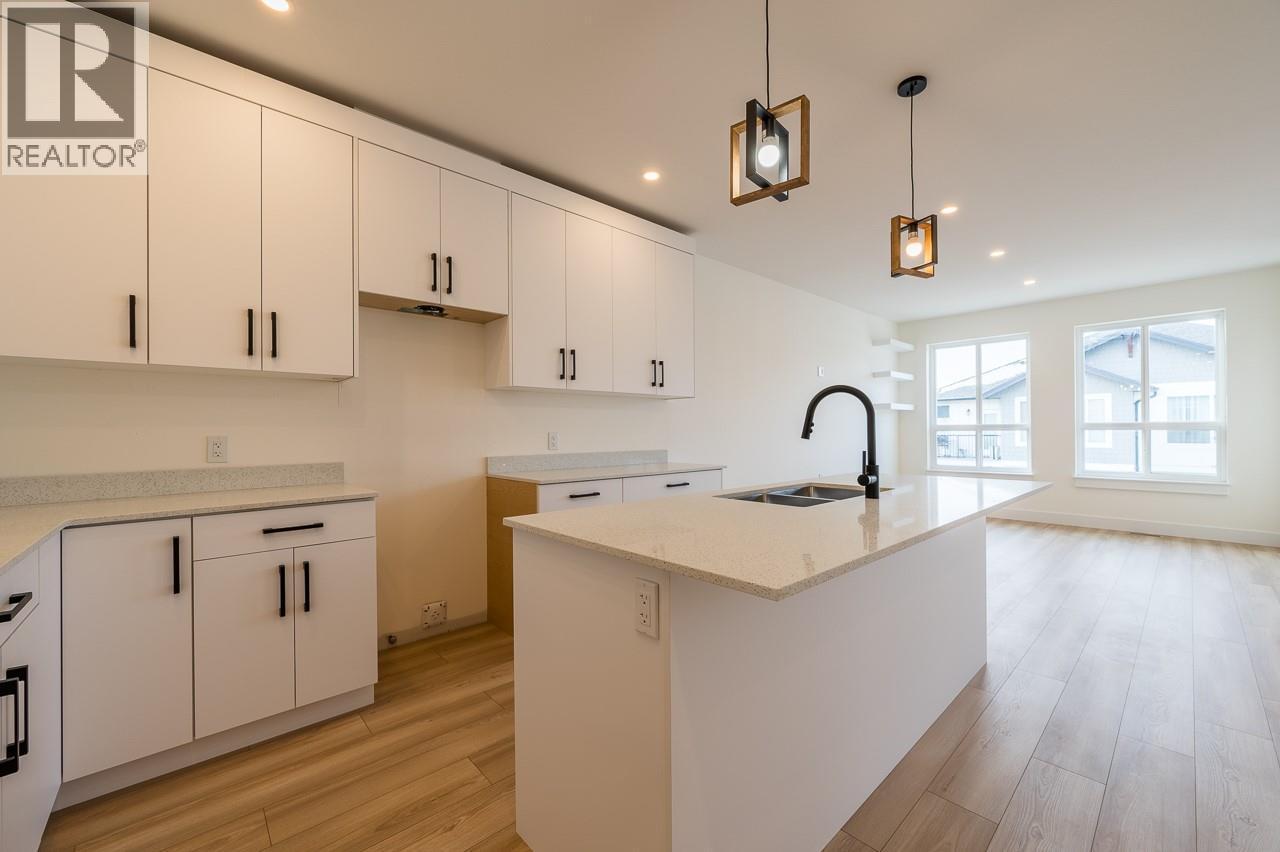 2648 Tranquille Road Unit# 116, Kamloops, BC - Indoor Photo Showing Kitchen With Double Sink
