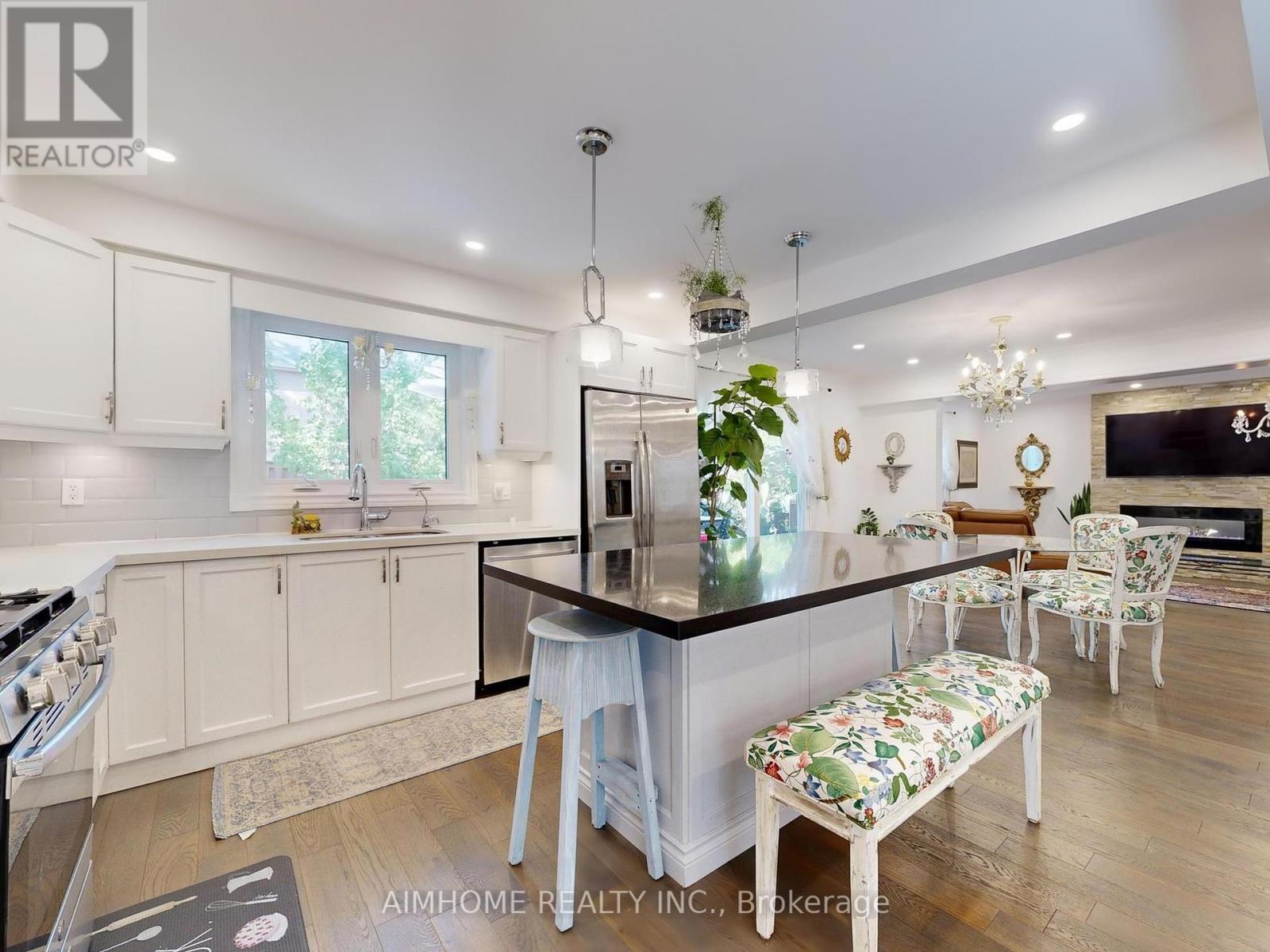 342 Savage Road, Newmarket, ON - Indoor Photo Showing Kitchen With Upgraded Kitchen