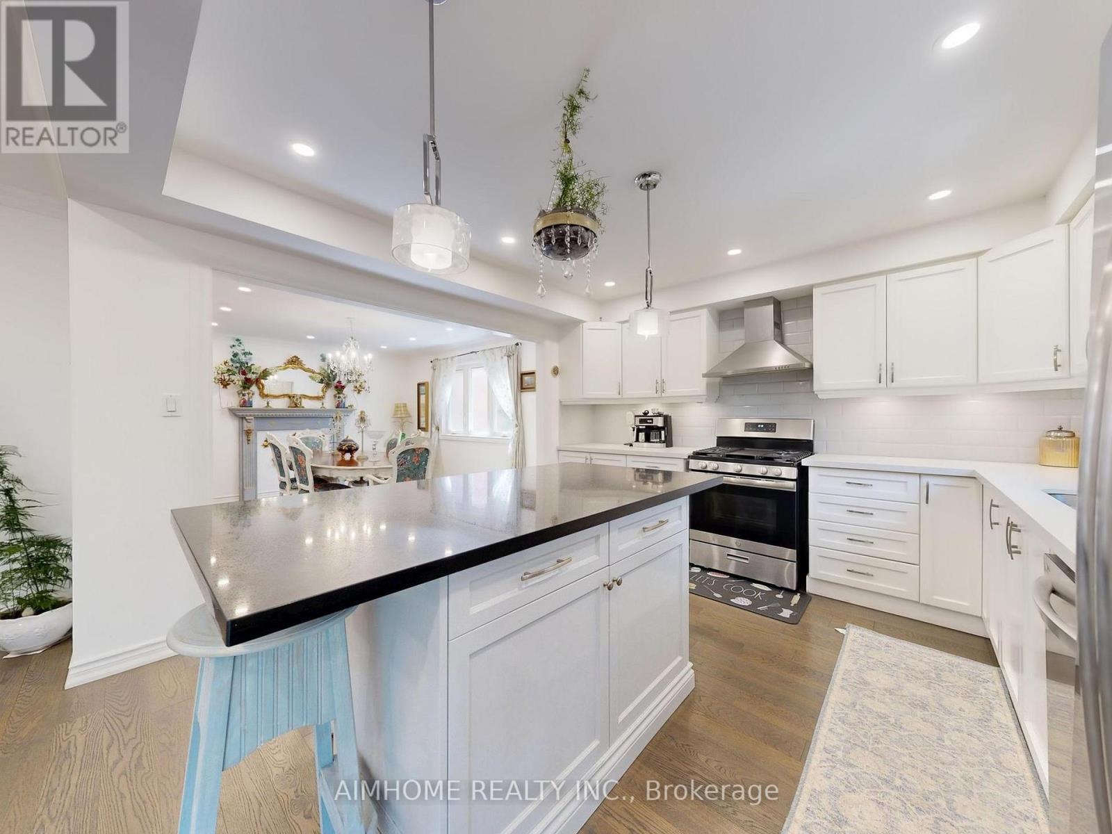 342 Savage Road, Newmarket, ON - Indoor Photo Showing Kitchen With Upgraded Kitchen