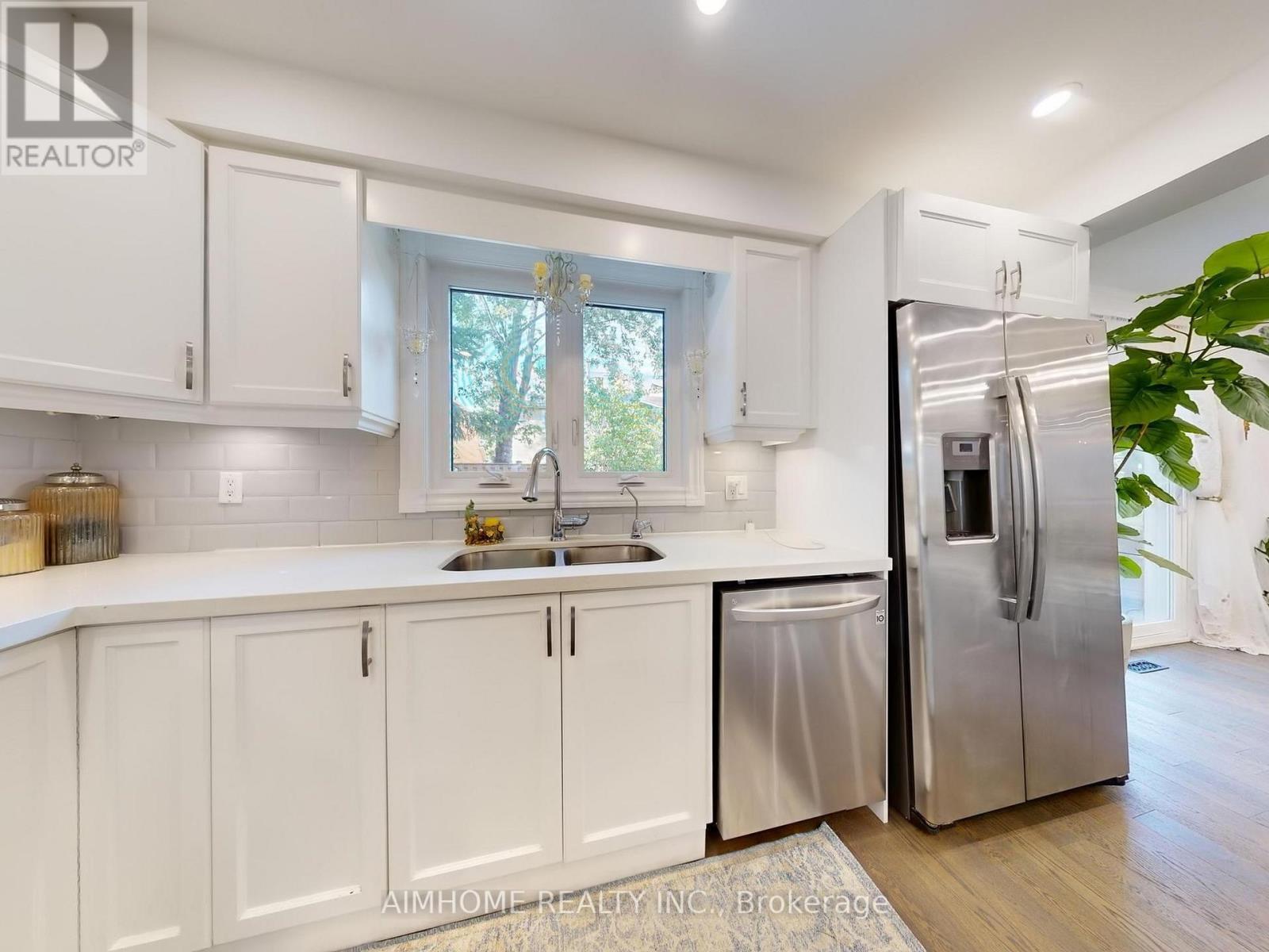 342 Savage Road, Newmarket, ON - Indoor Photo Showing Kitchen With Double Sink
