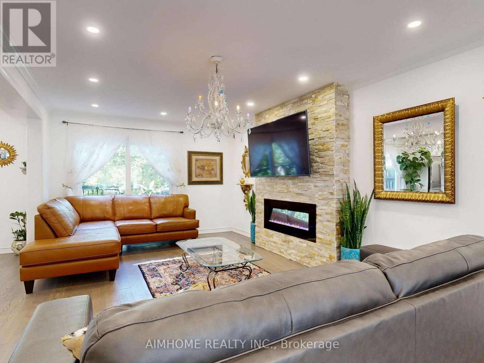 342 Savage Road, Newmarket, ON - Indoor Photo Showing Living Room With Fireplace