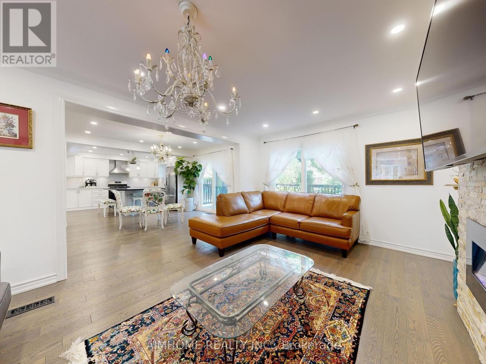 342 Savage Road, Newmarket, ON - Indoor Photo Showing Living Room