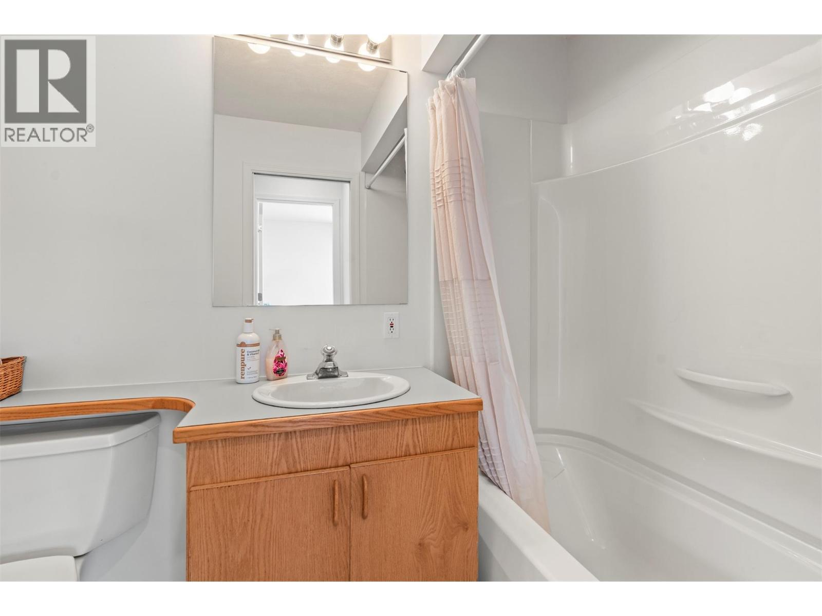 2804 25 Street, Vernon, BC - Indoor Photo Showing Bathroom