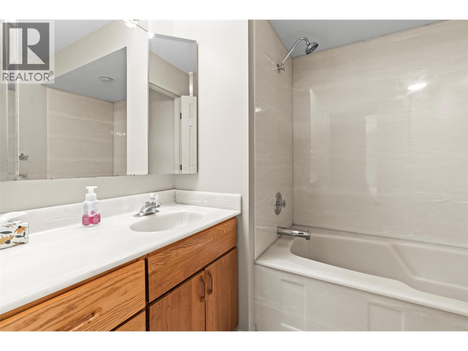 2804 25 Street, Vernon, BC - Indoor Photo Showing Bathroom