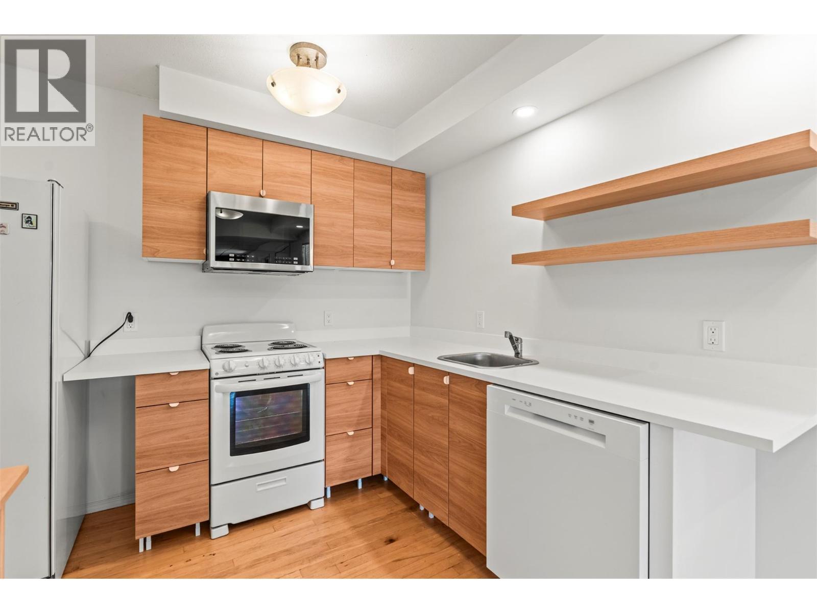 2804 25 Street, Vernon, BC - Indoor Photo Showing Kitchen