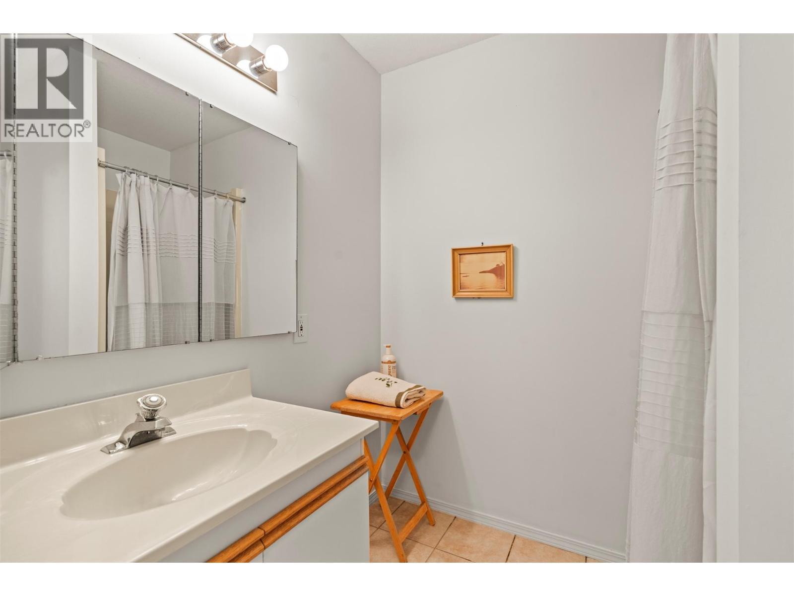 2804 25 Street, Vernon, BC - Indoor Photo Showing Bathroom
