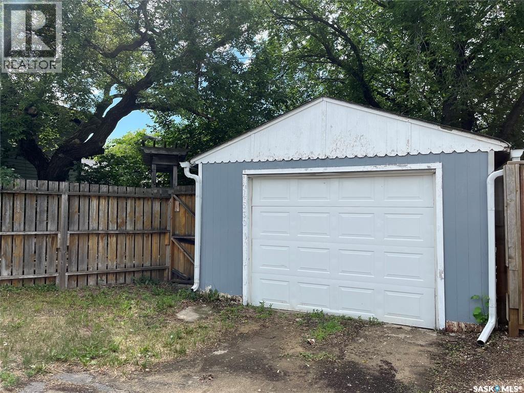 4530 Dewdney Avenue, Regina, SK - Outdoor