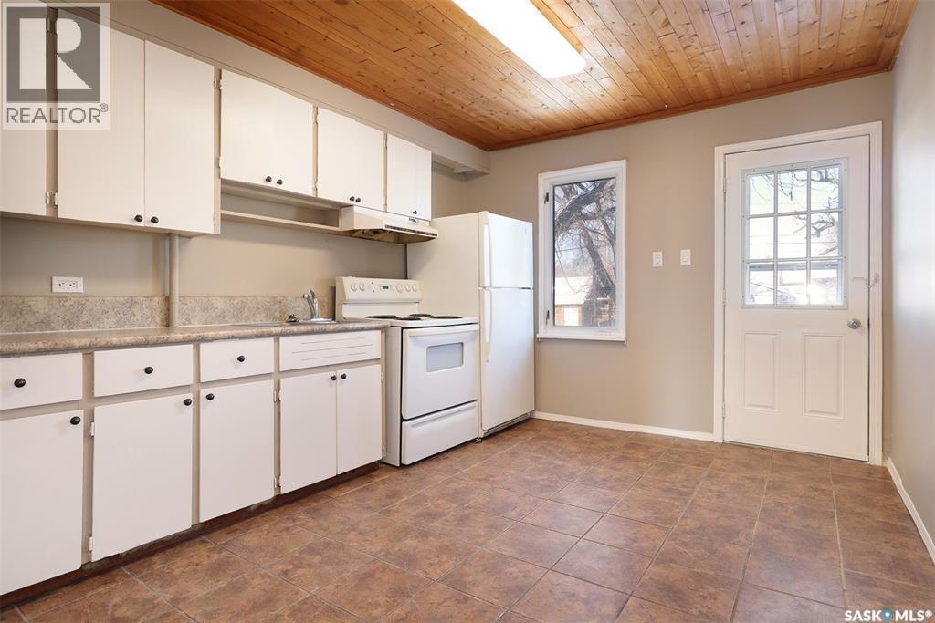 4530 Dewdney Avenue, Regina, SK - Indoor Photo Showing Kitchen