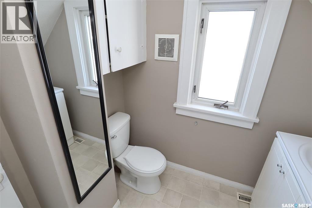4530 Dewdney Avenue, Regina, SK - Indoor Photo Showing Bathroom