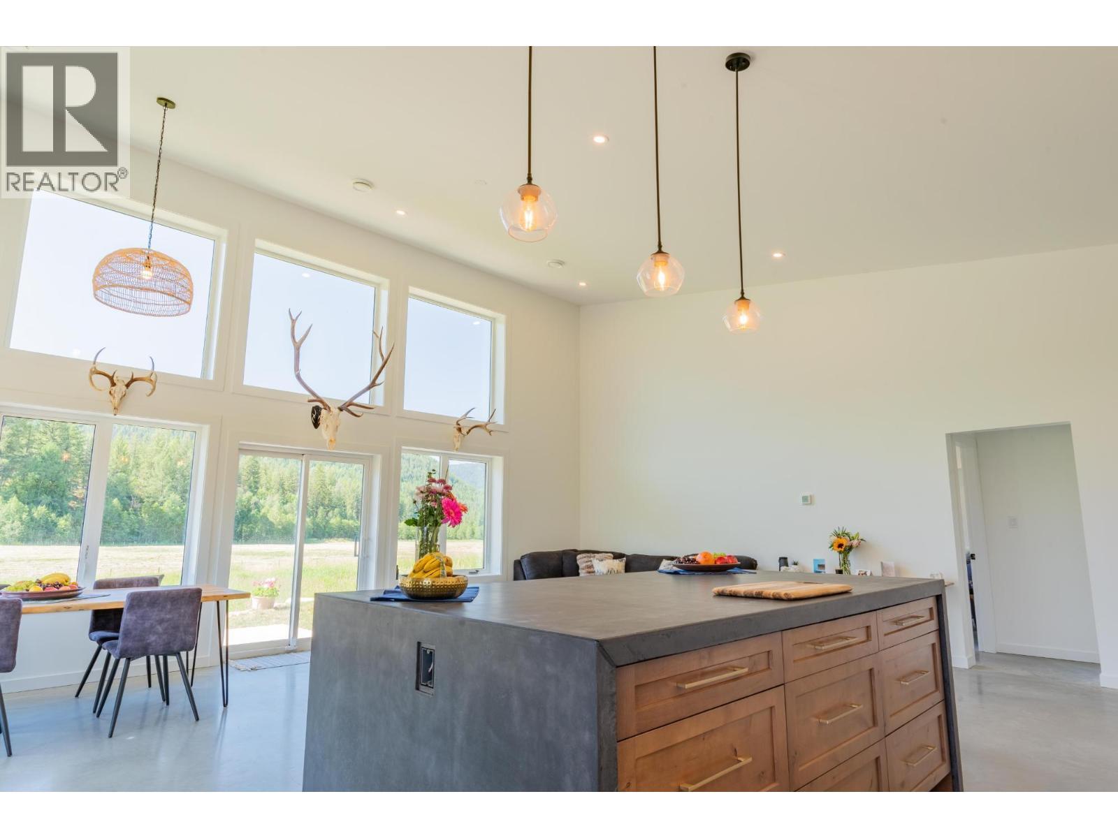 2335 Pass Creek Road, Castlegar, BC - Indoor