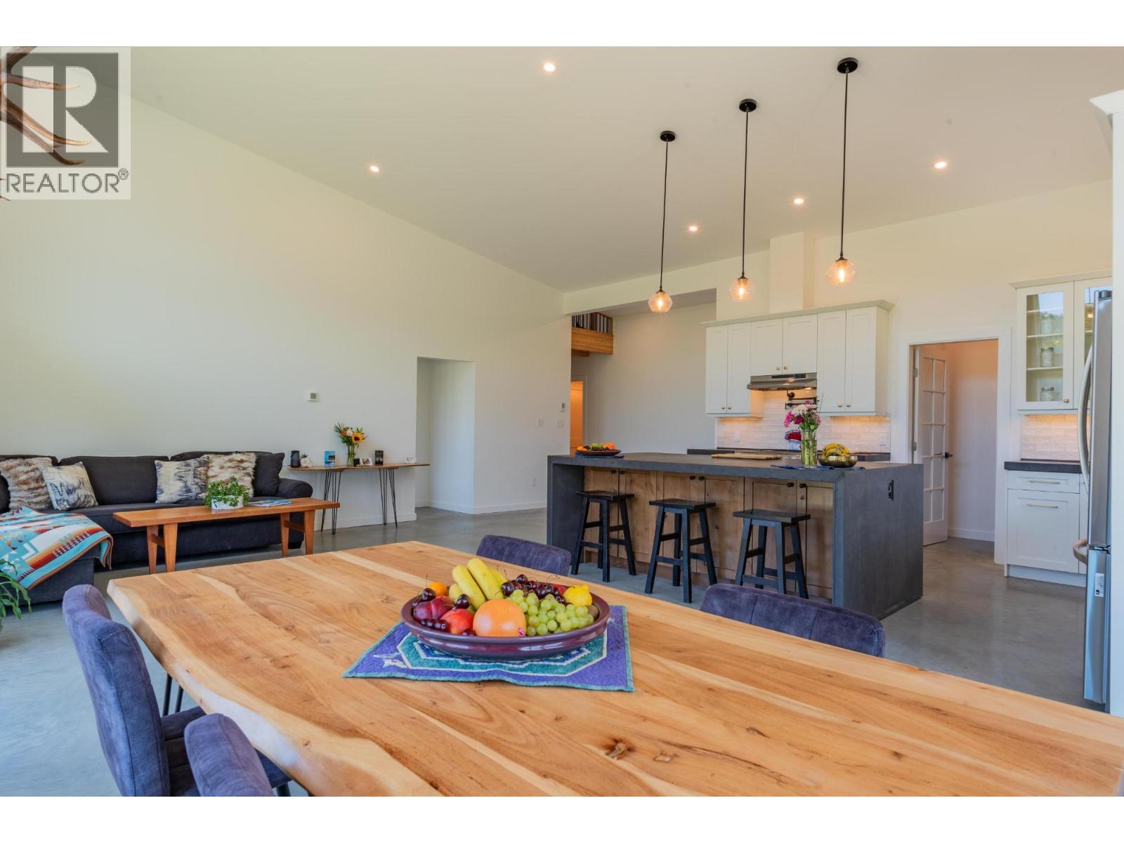 2335 Pass Creek Road, Castlegar, BC - Indoor