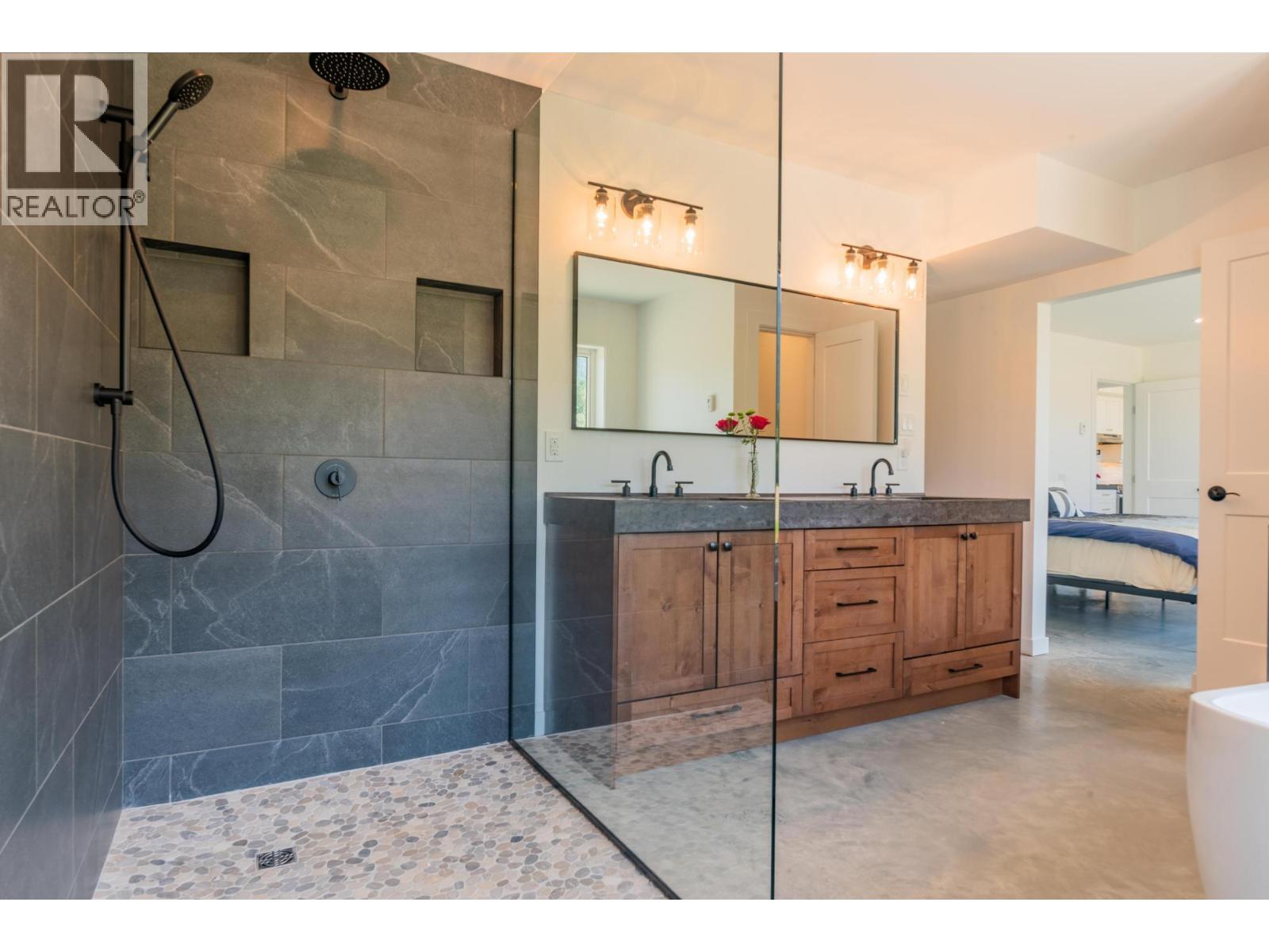 2335 Pass Creek Road, Castlegar, BC - Indoor Photo Showing Bathroom