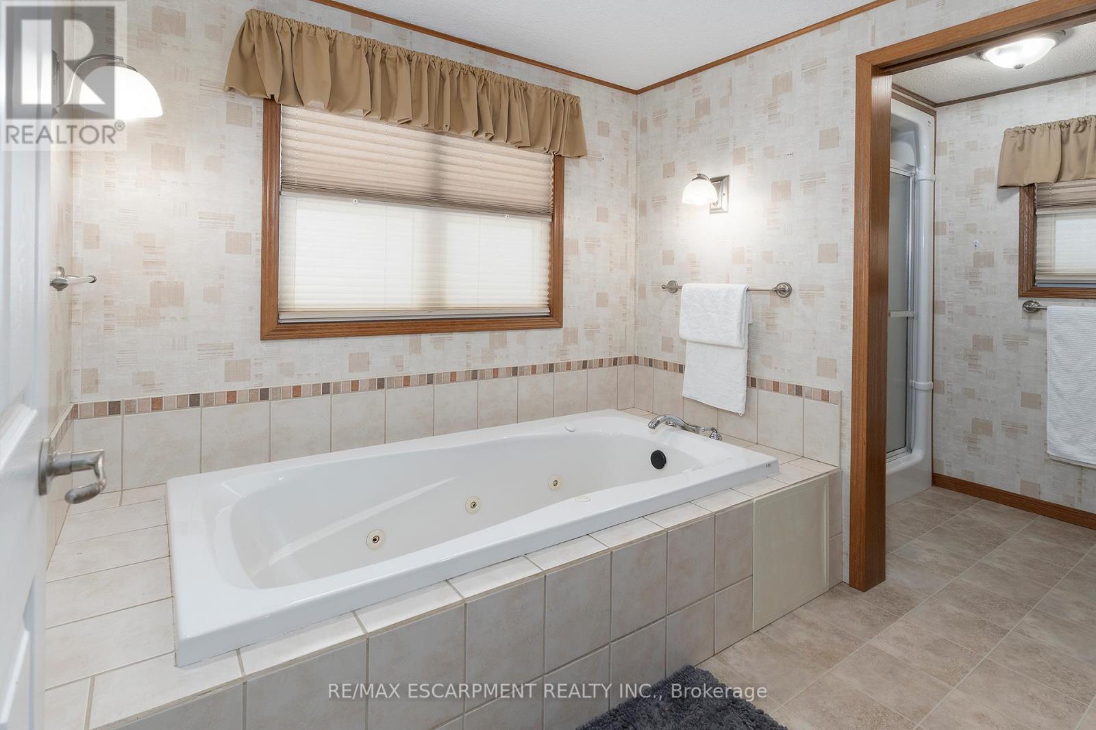 1161 4Th Concession Road W, Hamilton, ON - Indoor Photo Showing Bathroom