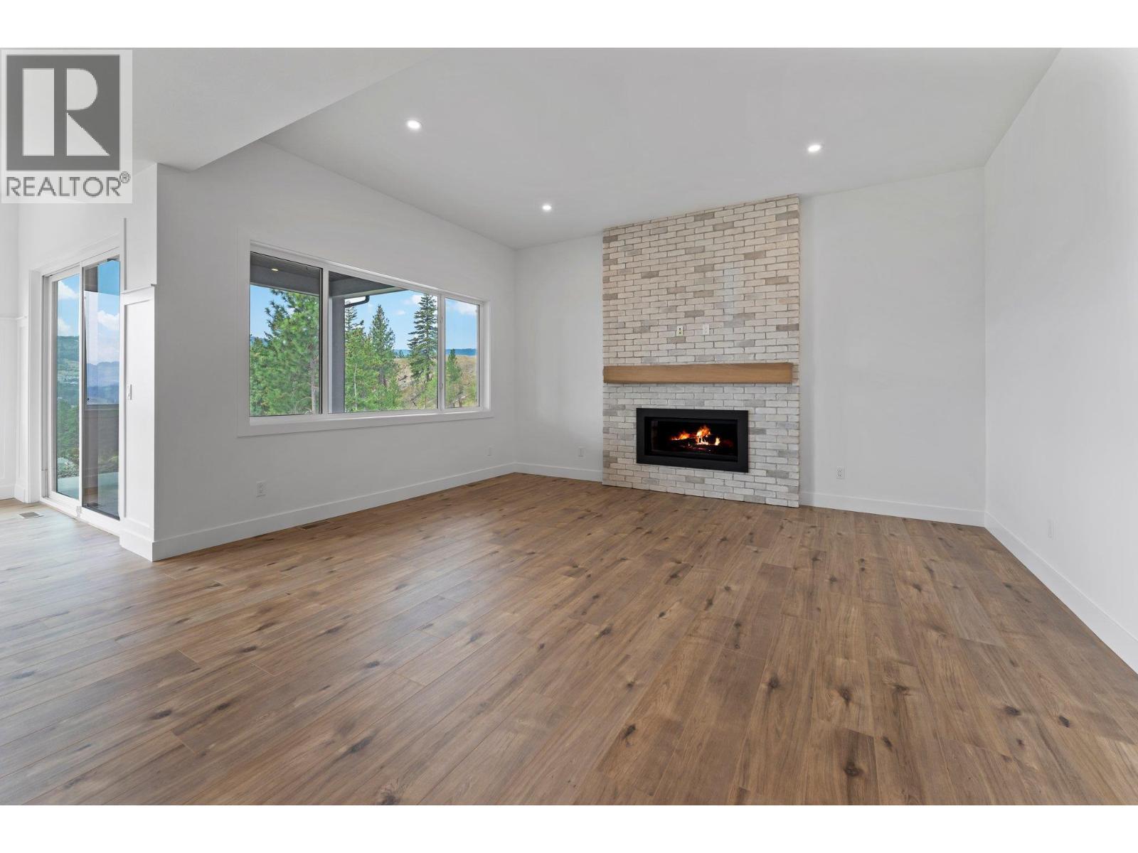 2871 Copper Ridge Drive, West Kelowna, BC - Indoor Photo Showing Living Room With Fireplace