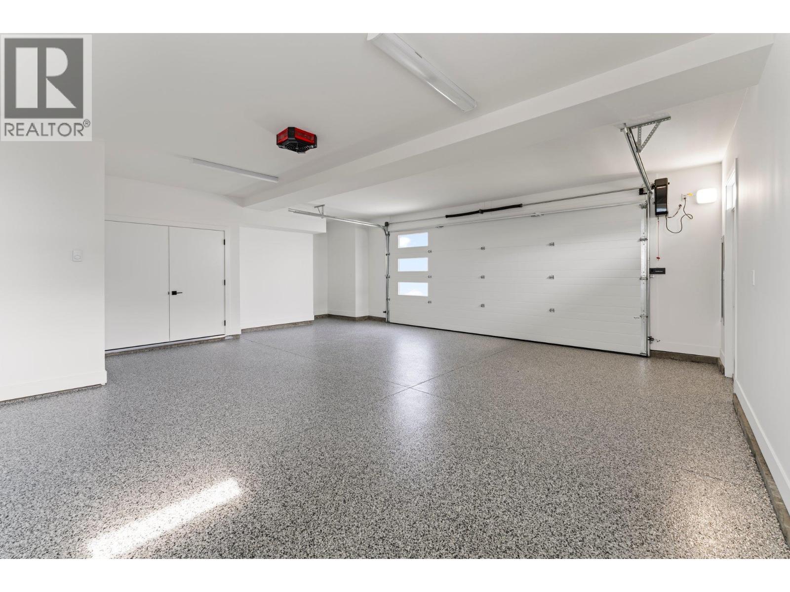 2871 Copper Ridge Drive, West Kelowna, BC - Indoor Photo Showing Garage
