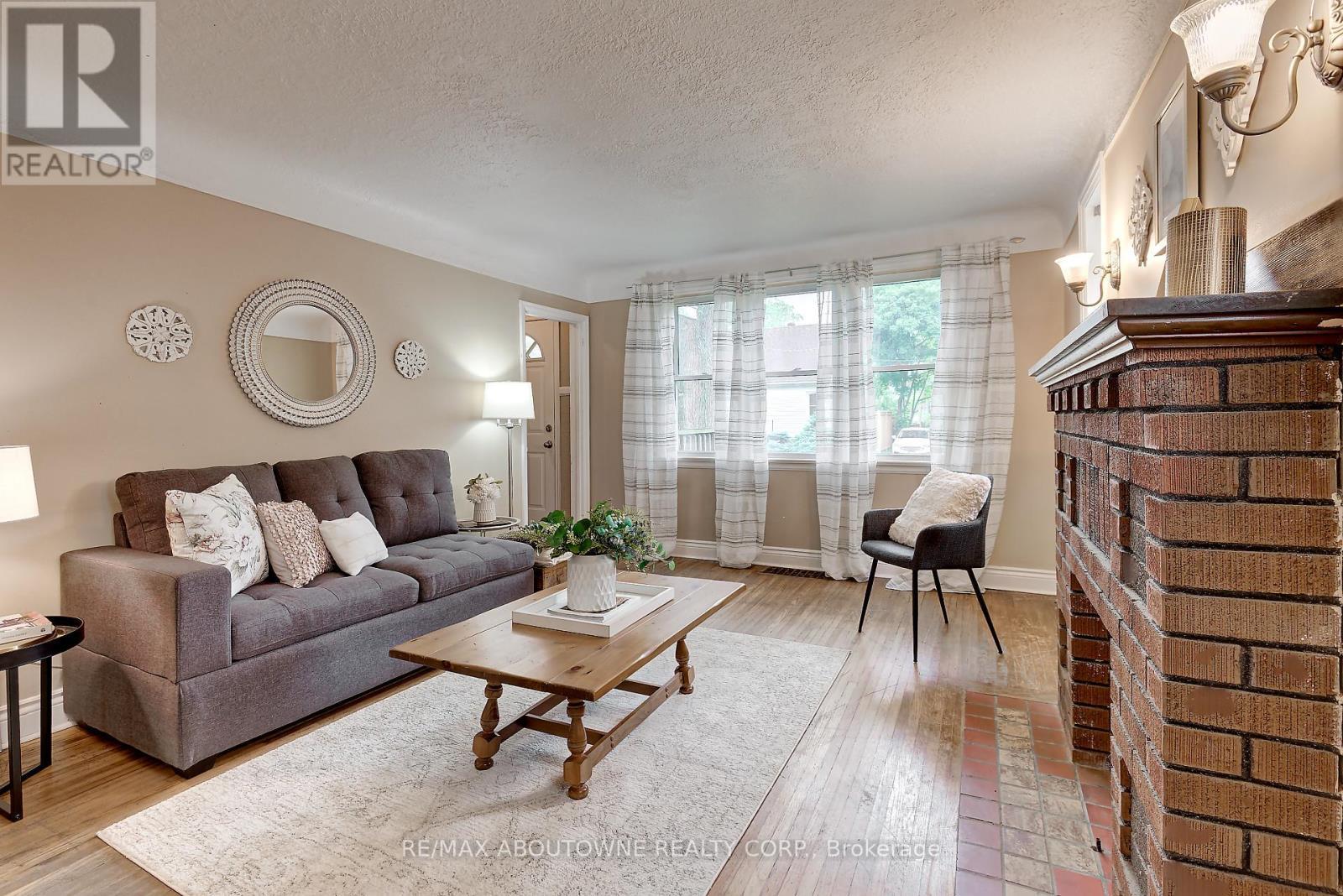 469 Woodland Avenue, Burlington, ON - Indoor Photo Showing Living Room
